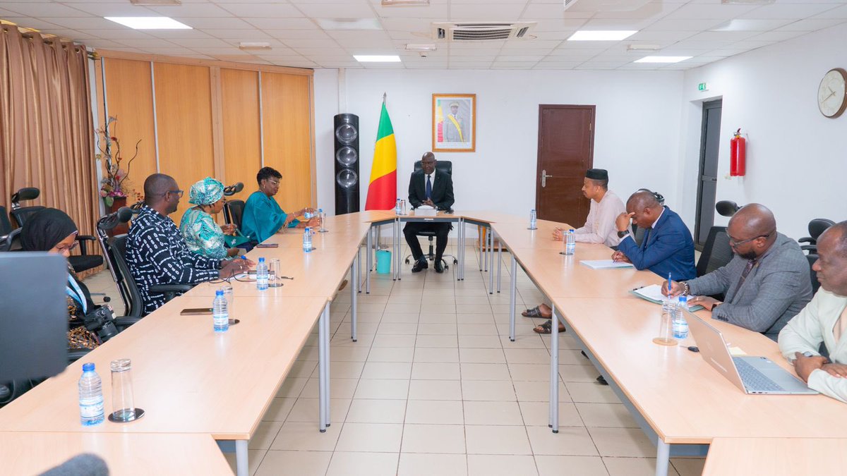 onufemmesmali's tweet photo. Une page se tourne 📄 
En visite d’adieu auprès du @BvgMali, @MNizigama se prépare a quitter le #Mali 🇲🇱 pour de nouvelles fonctions au #Rwanda 🇷🇼 Le Vérificateur général et son équipe salient une collaboration fructueuse et lui souhaitent un bon vent https://t.co/IBVWxfrHGd