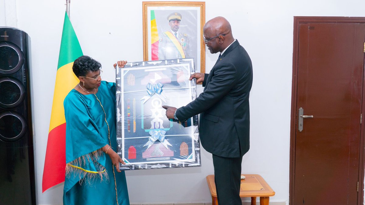 onufemmesmali's tweet photo. Une page se tourne 📄 
En visite d’adieu auprès du @BvgMali, @MNizigama se prépare a quitter le #Mali 🇲🇱 pour de nouvelles fonctions au #Rwanda 🇷🇼 Le Vérificateur général et son équipe salient une collaboration fructueuse et lui souhaitent un bon vent https://t.co/IBVWxfrHGd
