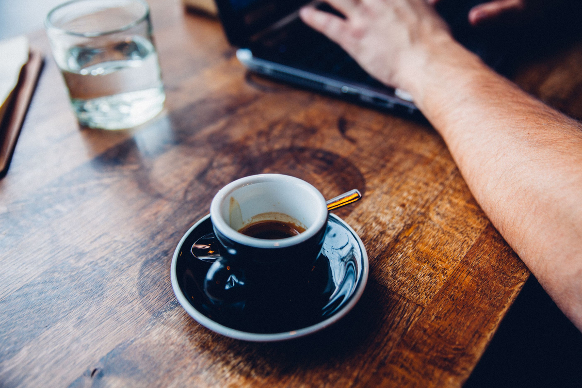 ireneus62465092's tweet photo. Another late night at the desk—coffee’s cold, screen’s glowing, still pushing through to wrap up this task. Grind mode activated.， https://t.co/7hgQKE4oKV