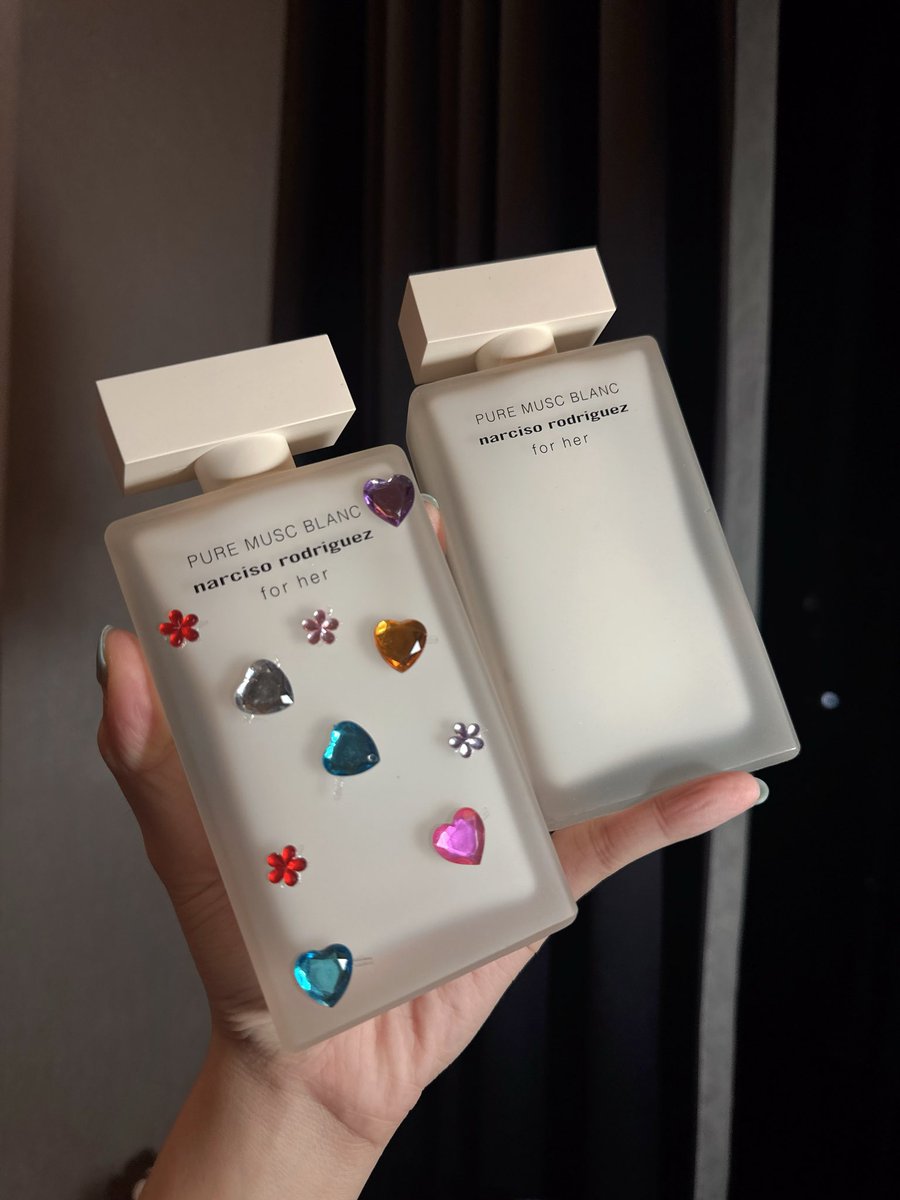 mmewrv's tweet photo. อาทิตย์นี้คนถามหากลิ่นนี้มาเยอะมากก 
NARCISO RODRIGUEZ PURE MUSC BLANCกลิ่นใหม่ล่าสุดด หอมมากก! กลิ่นติดทนด้วย🪽
clean musk หรูๆ แบบผิวสะอาดหลังอ���บน้ำ แต่มีความเซ็กซี่นุ่มลึกซ่อนอยู่ ไม่ใช่คลีนแบบสบู่จ๋า

• เปิดมาด้วย white floral อย่าง jasmine และ orange blossom ที่ให้ความสะอาด นุ่ม และดูแพง
• หัวใจคือ musk เด่นมาก เป็นมัสก์ขาวฟุ้งๆ ละมุนเหมือนกลิ่นผิวตัวเองแต่สวยขึ้น
• ท้ายกลิ่นมี cashmeran wood และ amber เพิ่มความอบอุ่น ครีมมี่ และติดผิวแบบน่ากอด 

🤍 สะอาด หรู มินิมอล
🤍 กลิ่นผิวสวยแบบ “my skin but better”
🤍 ดูแพงแบบไม่พยายาม
🤍 เหมาะกับออฟฟิศ เดท หรือใช้ได้ทุกวัน

5ml:350
10ml:590