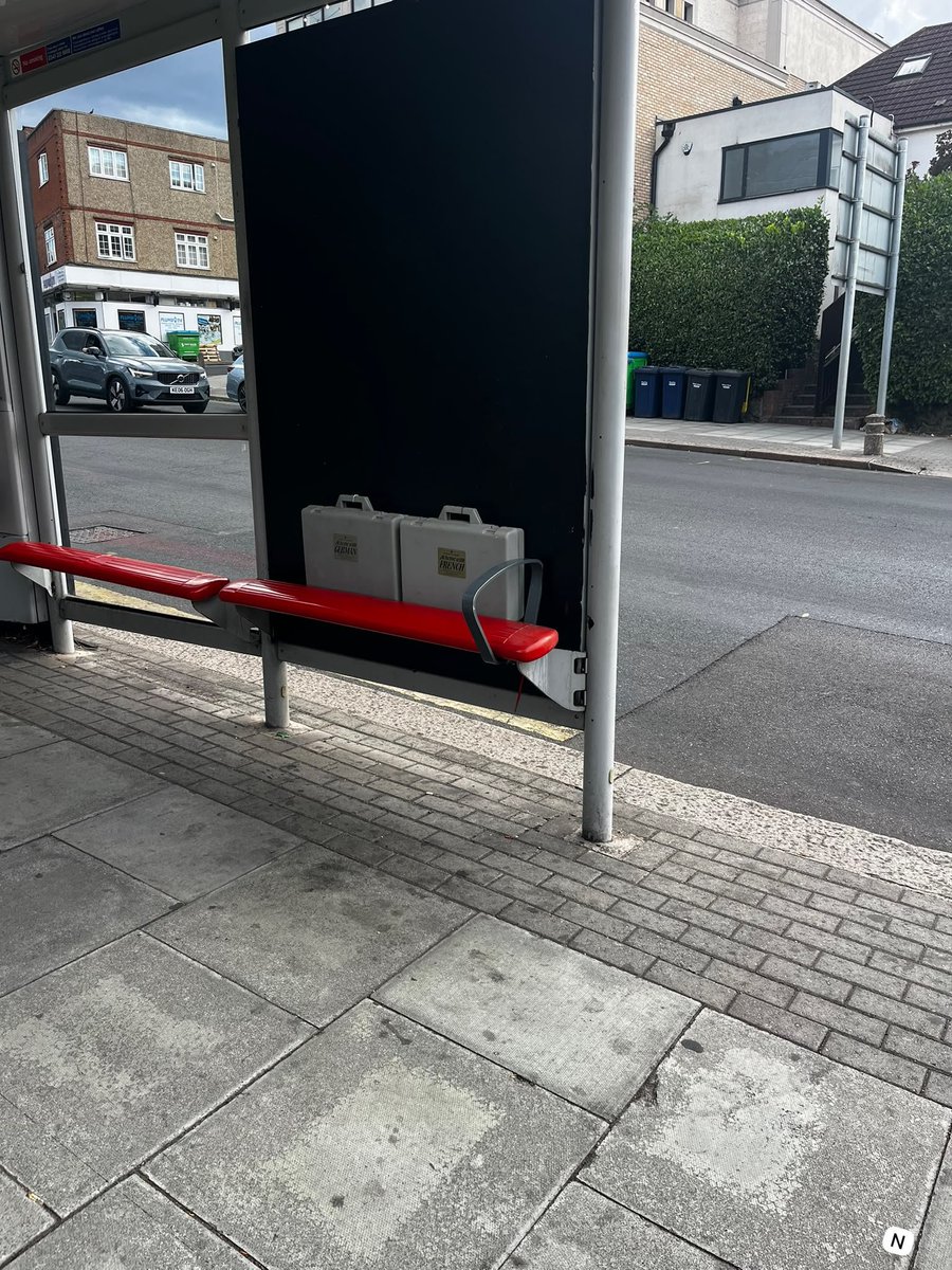samholdertv's tweet photo. GOLDERS GREEN - bomb disposal units on the scene. Reports of suspicious packages.

This is almost exactly where the Golder Green terror attack a few months ago took place.

@itvnews https://t.co/Pk6nwtby99