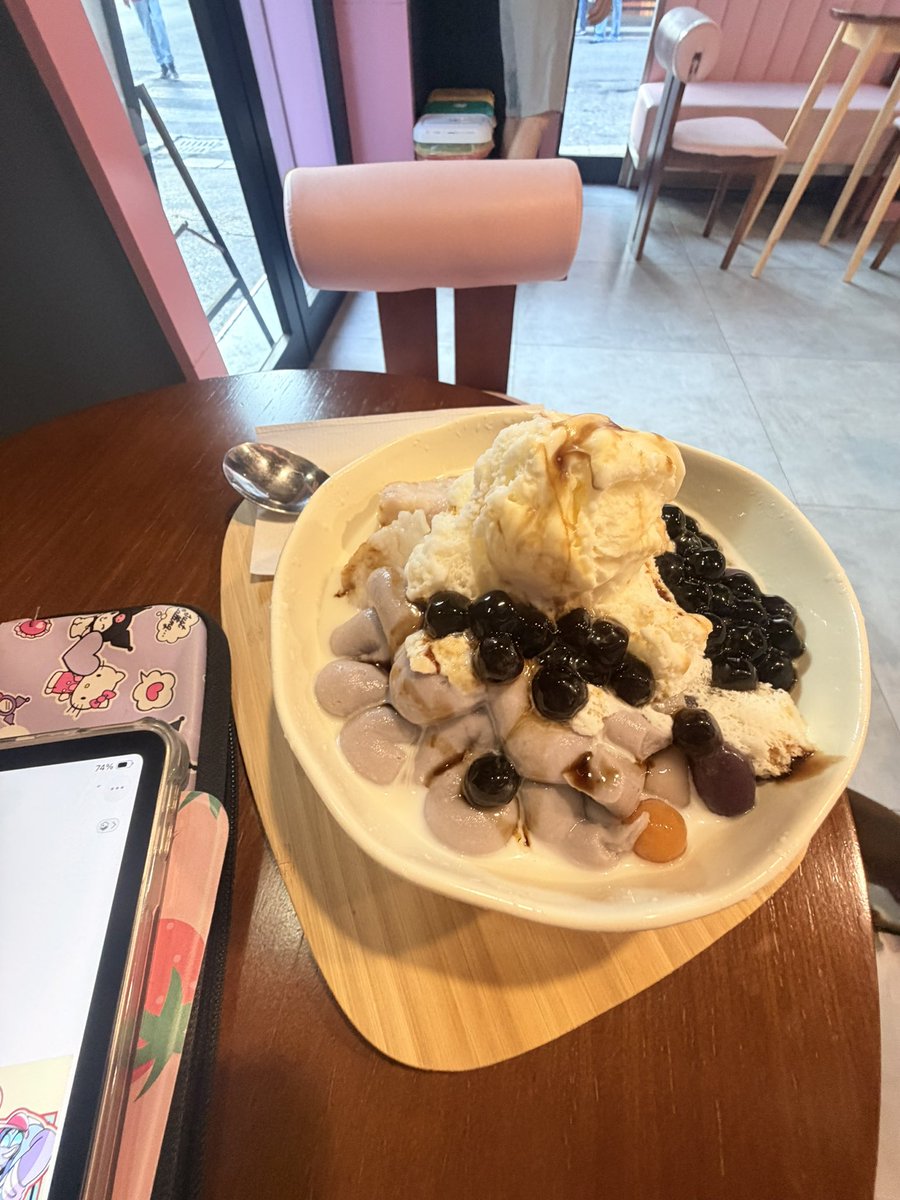 KlaArt96's tweet photo. While I draw a remake of Cherry in the Dinner AU, @SylveonFrancy I’m enjoying a tapioca ice cream. 🍨🎨 #transformersanimated #transformars #tfaoc #wip #dinnerau https://t.co/AhnlZafg1r