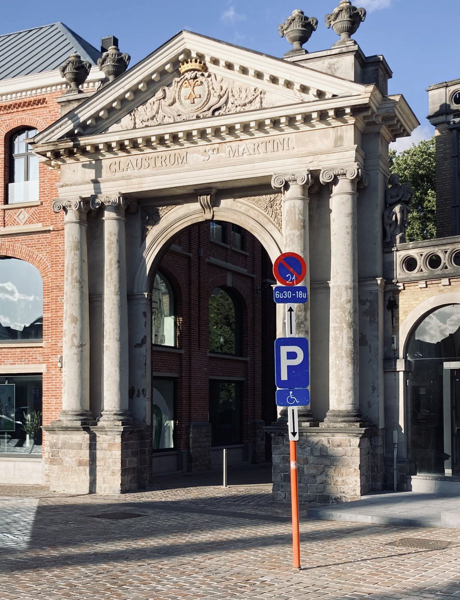 KJvanWijk's tweet photo. Toen & nu #Ieper 1918
#InFlandersFields
De restanten van de Kloosterpoort. https://t.co/KtObOg8Ycl