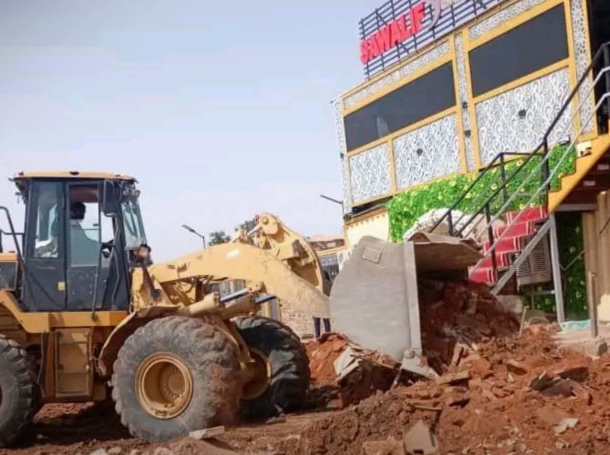 Haj2r0's tweet photo. 100 illegal encroachments removed from Nile Street in Omdurman and Karari. 🇸🇩

A good move for a cleaner, more organized street… but will the authorities keep it this way?

#Sudan #Khartoum #Omdurman #NileStreet https://t.co/uSQ1t20k2o