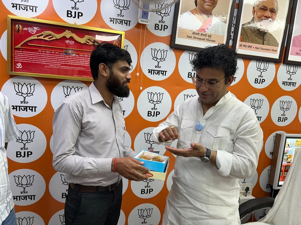 PurvanchalWasi's tweet photo. पटपड़गंज के लोकप्रिय विधायक श्री @RaviNegi_mla जी को जन्मदिवस की हार्दिक शुभकामनाएँ।  

बजरंगबली की कृपा से आपका जीवन सदैव धर्म, कर्तव्य और राष्ट्रसेवा के पथ पर अग्रसर रहे। https://t.co/TX06wkLGkA