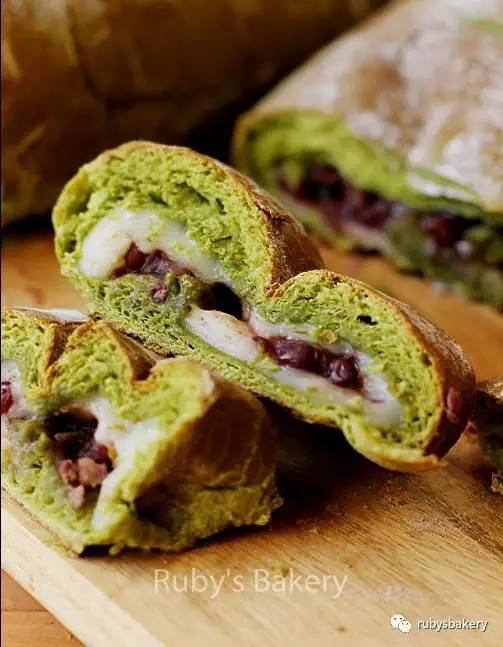 AjiVikesh's tweet photo. Just bit into a warm matcha red bean mochi – the chewy outer layer + sweet filling = pure tiny happiness ， https://t.co/CC1QYYb1SP