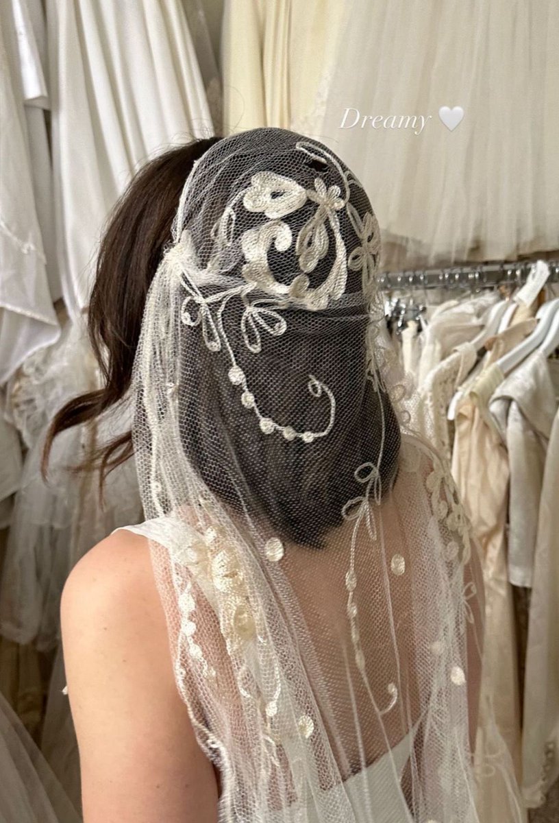 weirdofemme's tweet photo. how i plan to look on my wedding day https://t.co/3FVcHKjcto