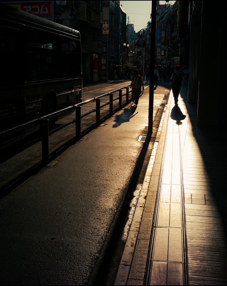 Rosalin57571995's tweet photo. Walking through the city lane, caught this quiet moment that feels like a little secret only the street knows. https://t.co/GEzwp9hUw1
