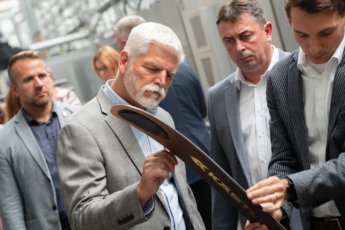 prezidentpavel's tweet photo. Nové Město na Moravě proslavil nejen biatlon. Vznikají tu také špičkové rádiové technologie a lyže.

V regionech s Evou nejraději navštěvujeme firmy, které jsou na první pohled možná nenápadné, ale přesto mají globální přesah.

Firma RACOM mě před pár lety doprovázela na zahraniční cestě v USA. Rád jsem si poslechl, kam se od té doby posunula. Její zařízení dnes fungují ve více než 140 zemích a pomáhají zajišťovat například televizní přenosy při Tour de France.

O kousek dál místní vrátili na vrchol tradiční lyžařskou značku Kästle a na lyžích z Vysočiny dnes závodí řada vrcholových sportovců.

Obě firmy jsou důkazem, že Češi nemusí svět jen dohánět. V některých oborech už udávají tempo.