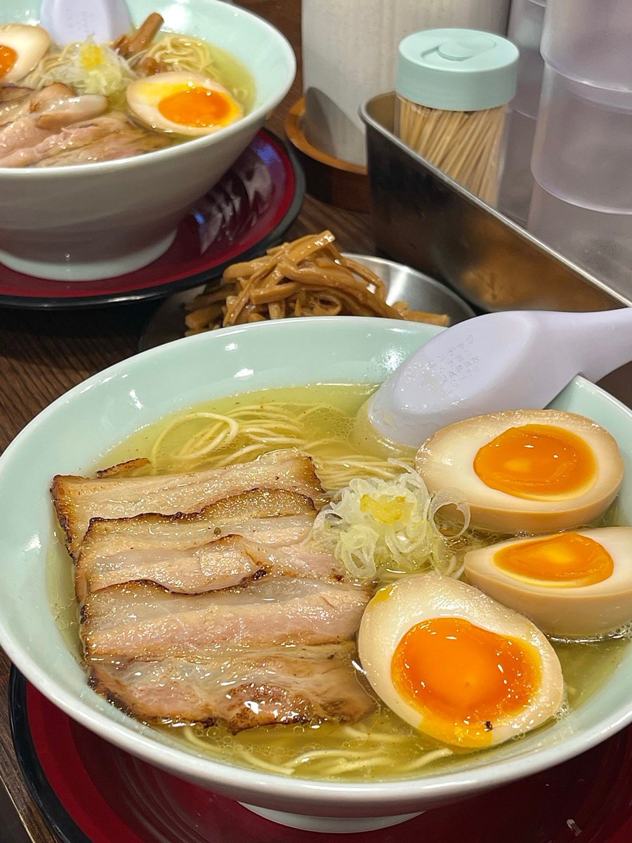 ffeppe's tweet photo. Just found the best hidden ramen spot in downtown! The rich tonkotsu broth hit different, and the chashu was so tender it melted in my mouth. 10/10 would come back tomorrow https://t.co/aUz3v3kUPp