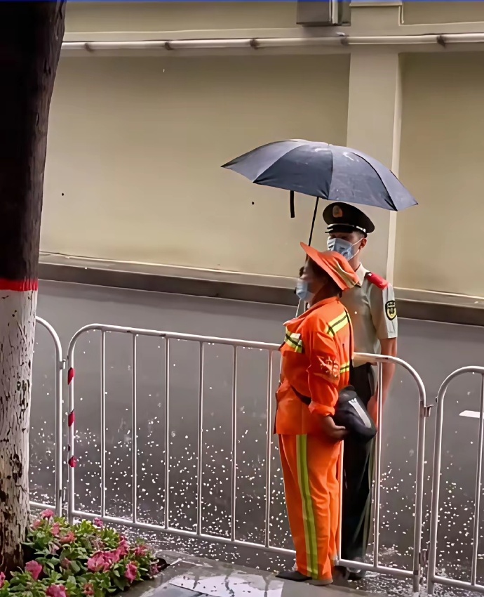 istrinya_jeje's tweet photo. A stranger handed me an extra umbrella today when I was stuck in sudden rain—small act, big warmth that made my whole day. https://t.co/4ffWFWZrLY