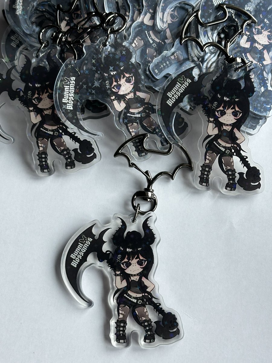bunniblossomss's tweet photo. this year at RDC is the first year I’ll have KEYCHAINS!1!! >:D find me and say hi to get one ^^
they r sparkly and the art was done by the wonderful @itsbluberri 🖤🦇

I have 100 of these, and I’m hoping it’ll be enough o__o I’ll also have stickers made by @LemonsGalaxy too tho!!
#RDC #RDC26