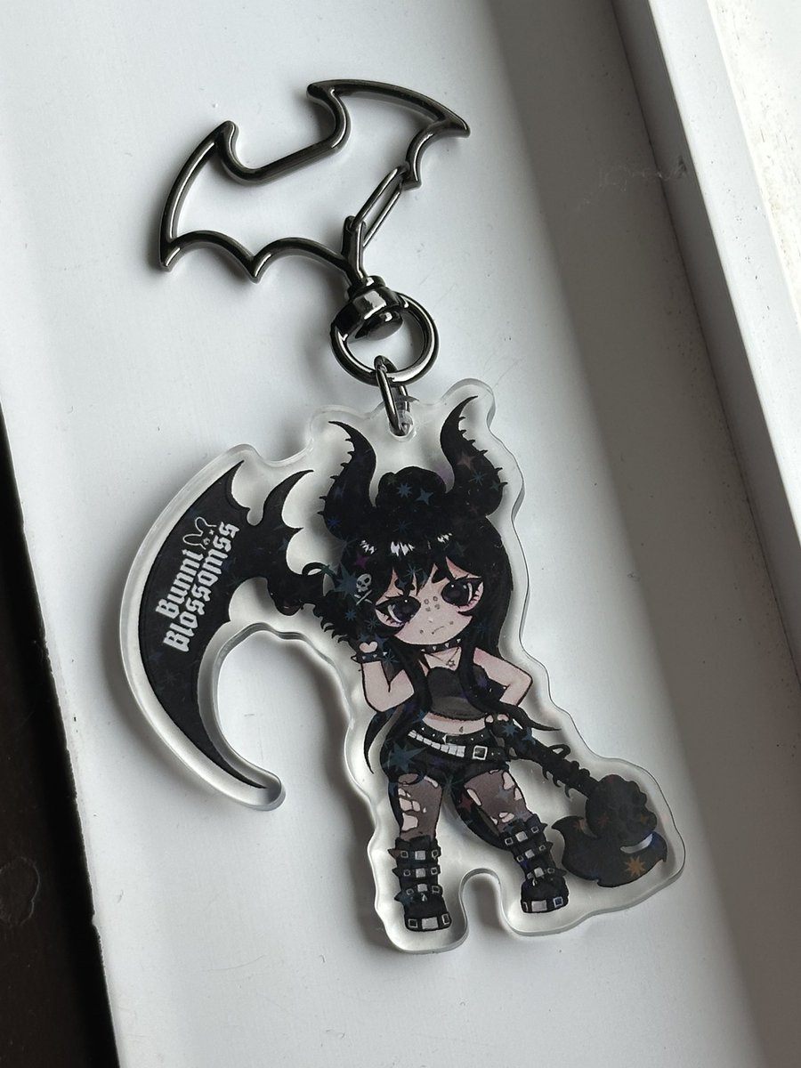 bunniblossomss's tweet photo. this year at RDC is the first year I’ll have KEYCHAINS!1!! >:D find me and say hi to get one ^^
they r sparkly and the art was done by the wonderful @itsbluberri 🖤🦇

I have 100 of these, and I’m hoping it’ll be enough o__o I’ll also have stickers made by @LemonsGalaxy too tho!!
#RDC #RDC26