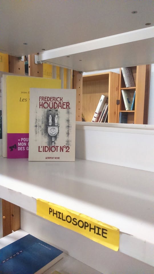 FHoudaer's tweet photo. Dans le rayon "Philo", à Emmaüs Annecy ! 
(photo envoyée par une amie) 

#monpremierroman 
#LeSerpentàPlumes
#éditionsLeSerpentàPlumes
#romannoir
#serpentnoir
#Emmaus 
#Annecy https://t.co/lSogXyMtEu