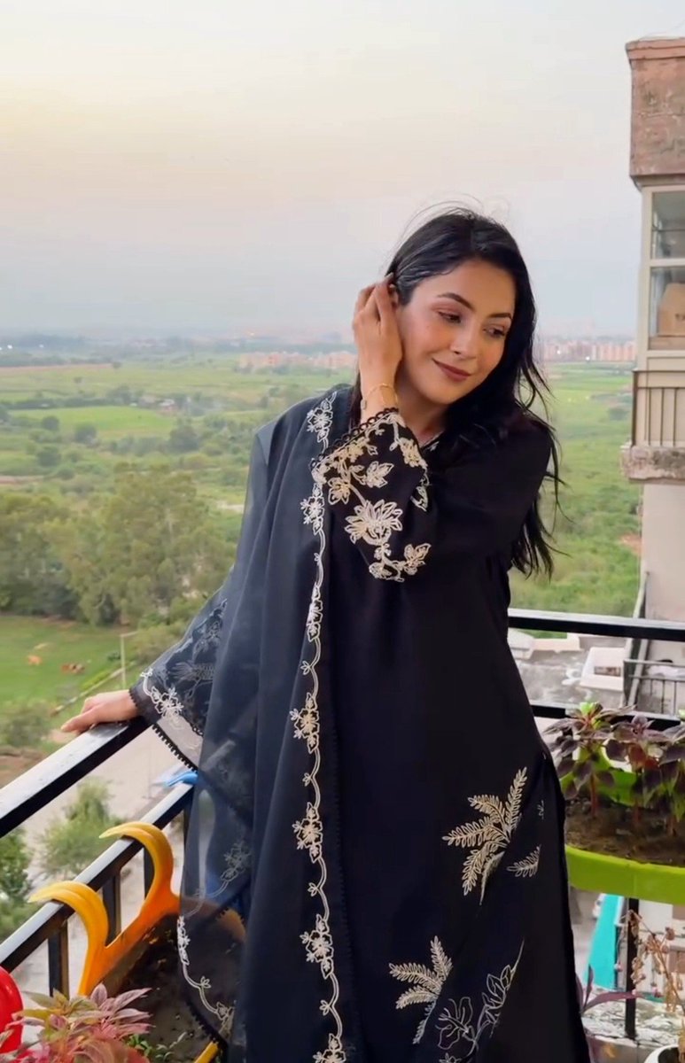 Shilpaemational's tweet photo. A little girl’s birthday celebration with Shehnaaz, her family &amp;  friends! 💙🌸✨ Such a sweet &amp;  heartwarming moment filled with love and happiness. 🥰🎂
#ShehnaazGill @ishehnaaz_gill 

https://t.co/fIl4FGJGDQ https://t.co/5k44pCcoxJ