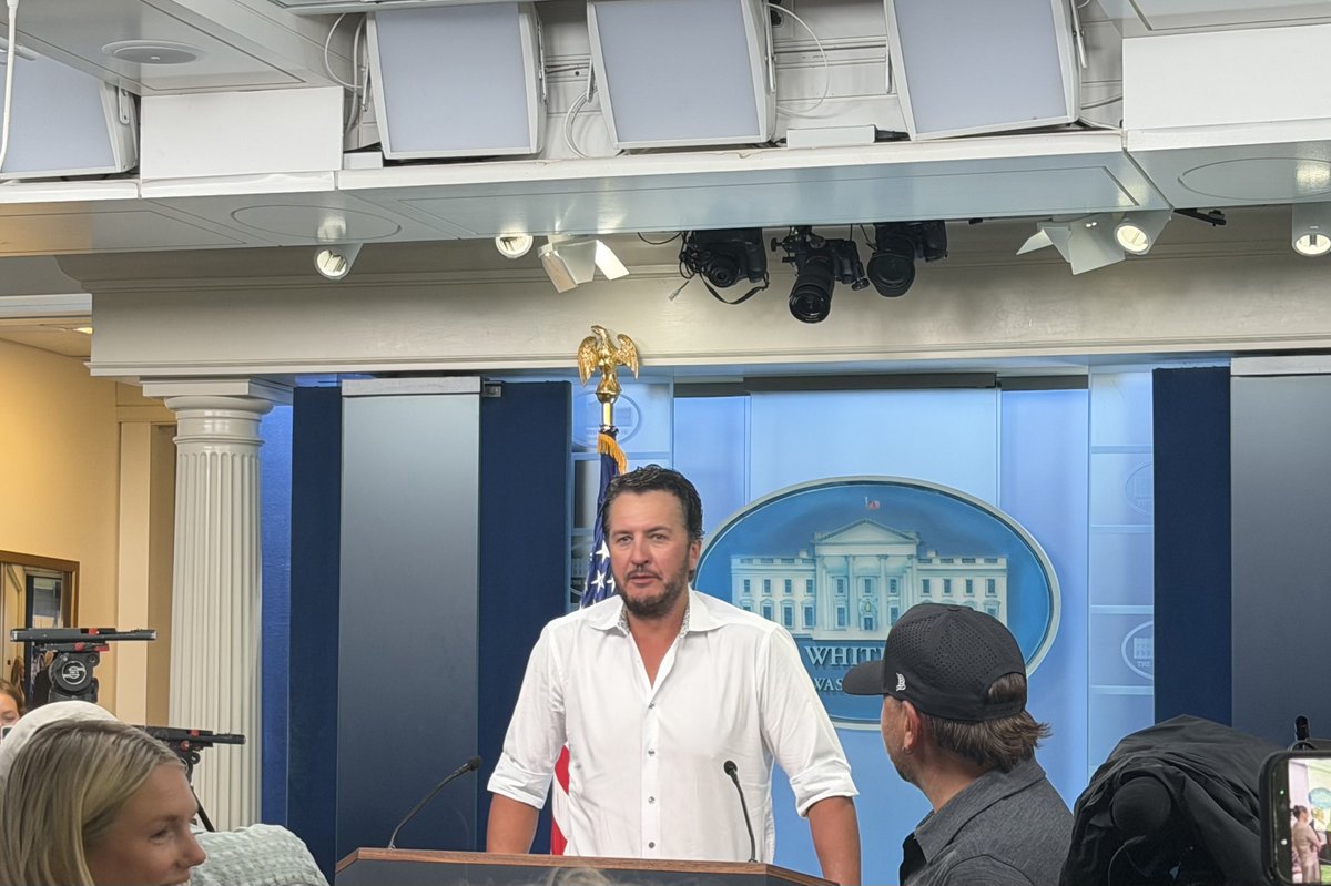 AlexGangitano's tweet photo. .@lukebryan pops into the White House briefing room! https://t.co/VBnPIRCLJr