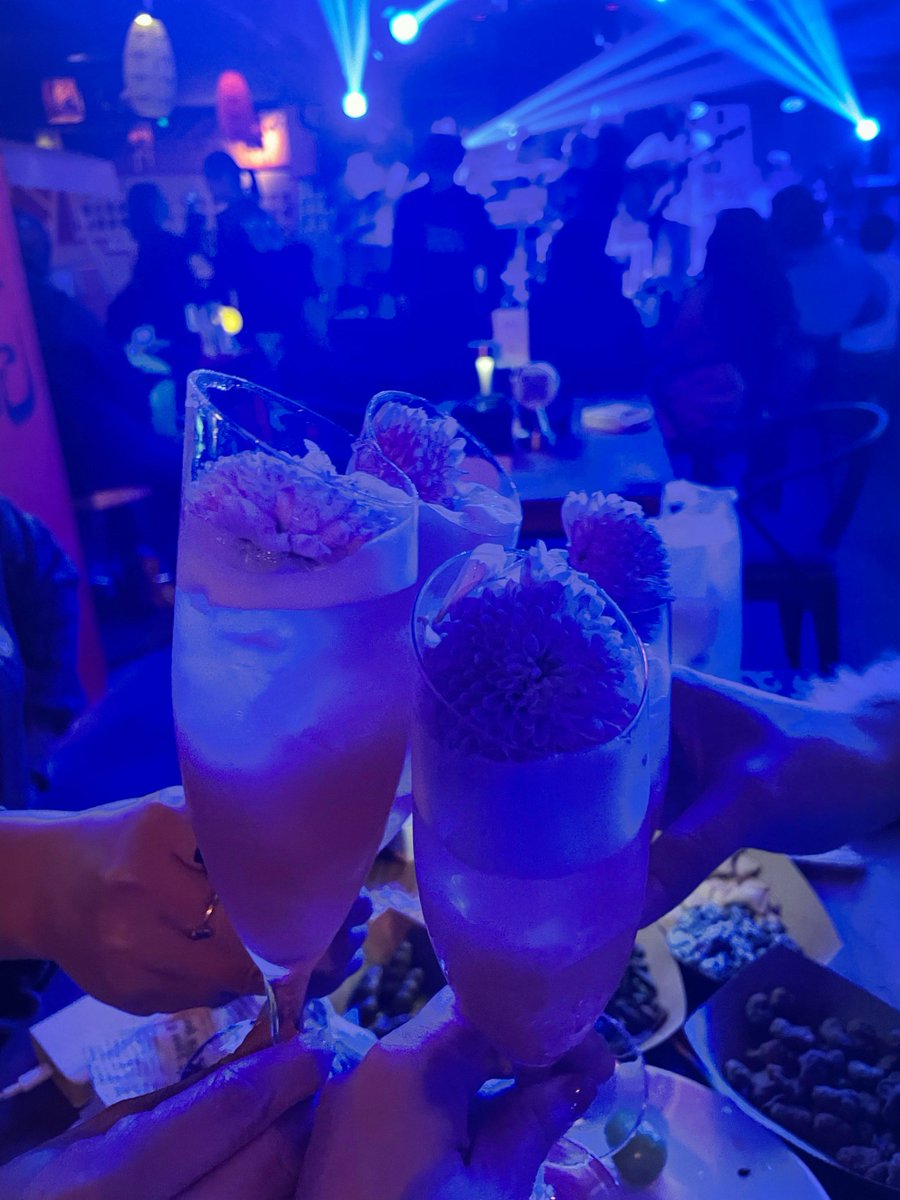 Pablo58273609's tweet photo. Nothing beats the vibe of a live indie band with friends—songs that feel like shared secrets, a crowd singing in sync, and that rush when the chorus hits. Music’s not just sound, it’s the little perfect moment we live in together. https://t.co/G12uWrQHwz