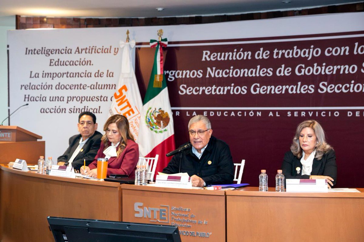 SnteNacional's tweet photo. La IA debe fortalecer la enseñanza, nunca sustituir el vínculo humano entre docentes y alumnos. El #SNTE, dirigido por el Mtro. Alfonso Cepeda, impulsará la actualización del magisterio para que sea protagonista de la transformación educativa, garantizando sus derechos laborales. https://t.co/GO8ablfiMW
