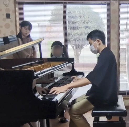 mickey_ongaku's tweet photo. 🌻夏の特別レッスン週間🌻

🇦🇹ウィーンから帰国したミナミ先生の特別レッスン🎹✨

小学1年生さんが《小犬のワルツ》を聴き、グランドピアノの中も見学🎹
最後は《英雄ポロネーズ》も聴きました🎶

聴いて、見て、楽しく学ぶ特別な時間になりました😊

#みっきー音楽教室 https://t.co/EykQuKGRqF