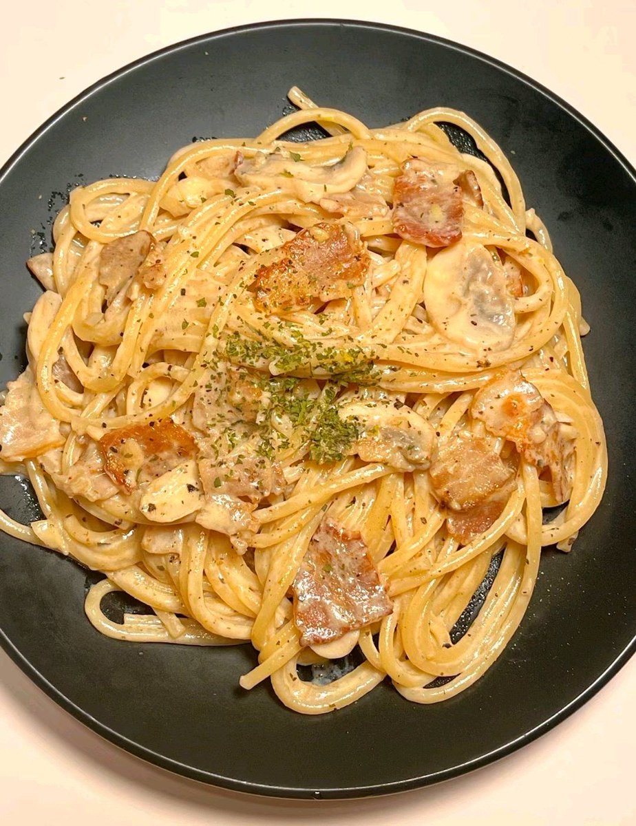 AuliaMlk's tweet photo. This 15-min garlic butter pasta with fresh basil hits different! Simple ingredients, big flavor, perfect weeknight dinner https://t.co/eJEDEoZBJY