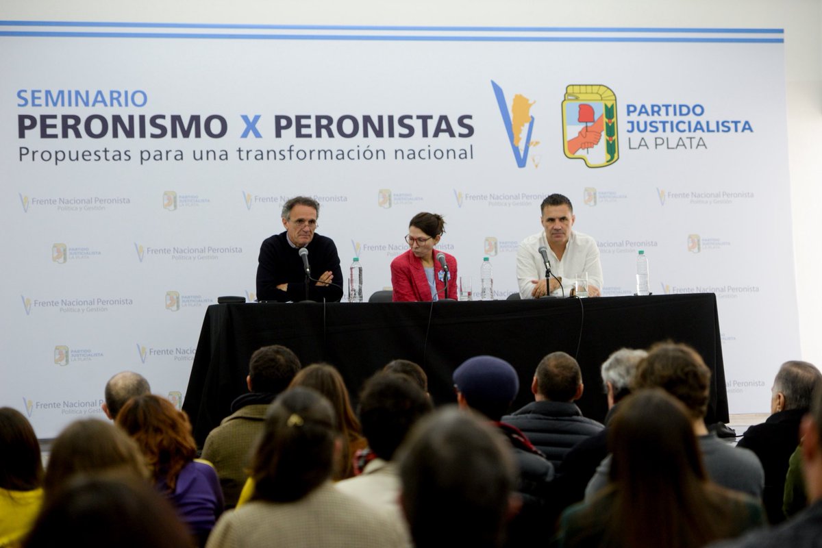 gkatopodis's tweet photo. Hoy participé del panel ‘Estrategias generales de desarrollo económico e inserción global’, en el marco del Seminario para Peronistas que se realiza en el PJ de #LaPlata.

Milei está agotado y estos 480 días que quedan los tenemos que utilizar de manera inteligente. El desafío que tenemos es el de construir un mensaje potente, atractivo, serio y claro, con el que podamos contarle a cada argentino y a argentina de que podemos vivir mejor.

Argentina tiene salida, y arranca si podemos construir y amalgamar una estrategia nacional de desarrollo que tenga a la provincia de Buenos Aires como locomotora. Tenemos el 40% de lo que se exporta y buena parte del conocimiento se produce en nuestras universidades.

Nuestro país, por los cambios tecnológicos, geopolíticos y por las transformaciones que se están dando en el mundo, vuelve a tener una oportunidad. El problema es que, con Milei, esa oportunidad se va afuera. Tenemos que trabajar para que le queden a los 50 millones de argentinos.

@Kicillofok @magariovero @Julio_Alak @sbatakis @dariomartinezpj