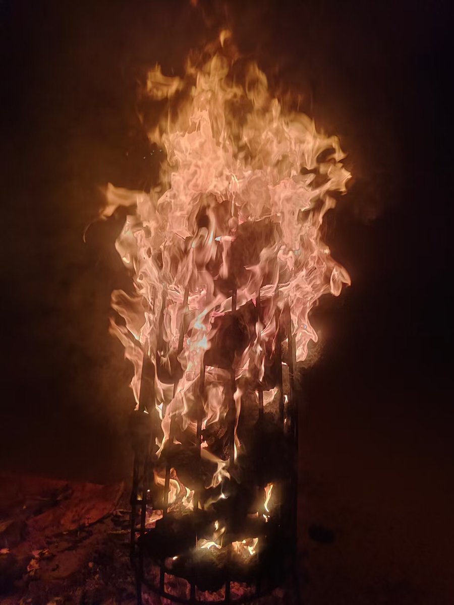 laina44120947's tweet photo. A candle, a warm hug, and tonight’s New Year’s Eve. May your night glow bright and your year ahead be gentle and kind. ， https://t.co/ReM262RQ01