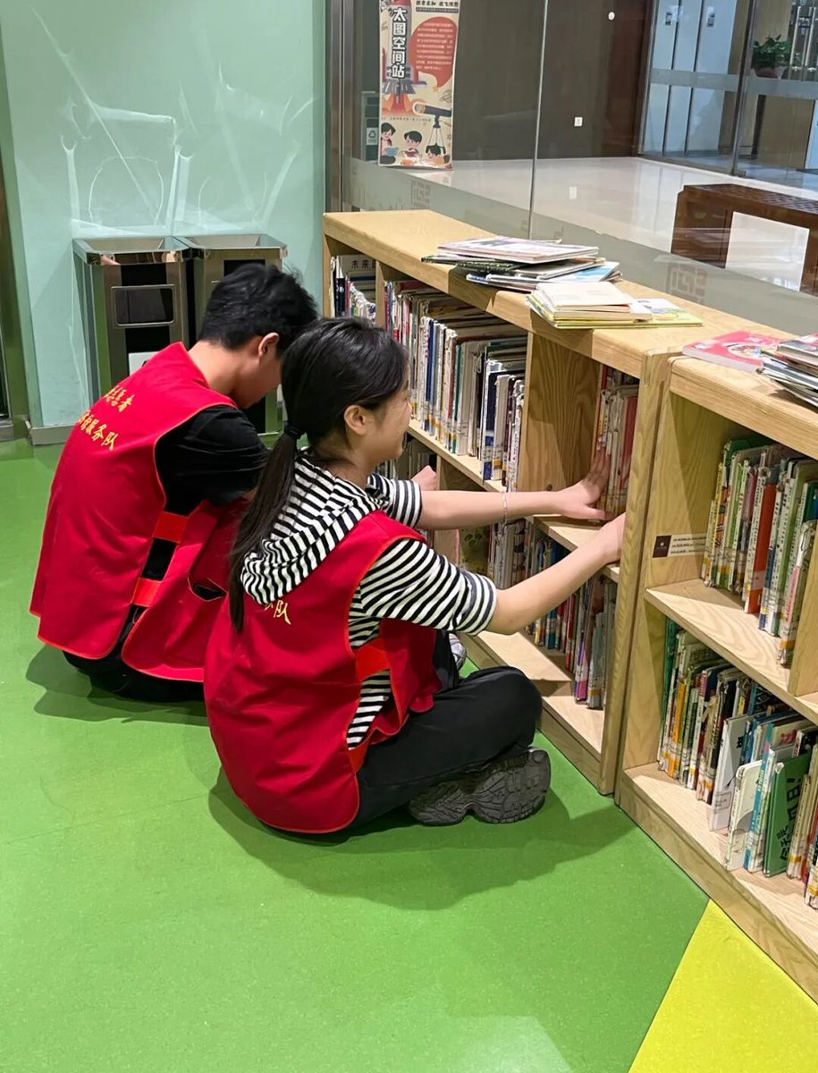 Shavon39836273's tweet photo. Spent my Saturday morning sorting books and reading with lovely kids at the community library—small acts of care go a long way!  #VolunteerWork https://t.co/FrKOTuNPBf