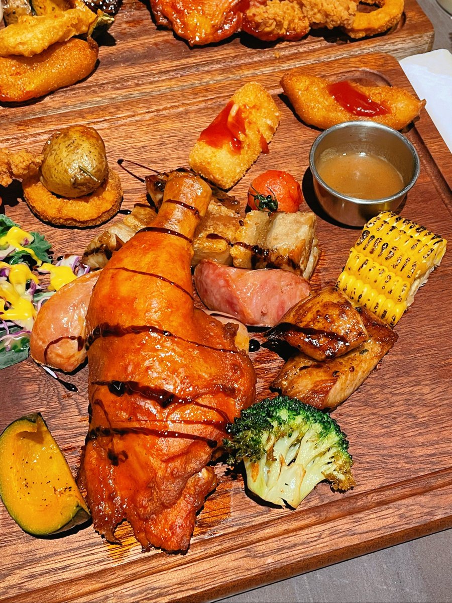 NeimaHamaji's tweet photo. Thanksgiving feast is here! Juicy roasted turkey, creamy pumpkin pie, and all your favorite sides await—grab your fork and savor the cozy holiday vibes with loved ones! https://t.co/vG0dxlL8CI