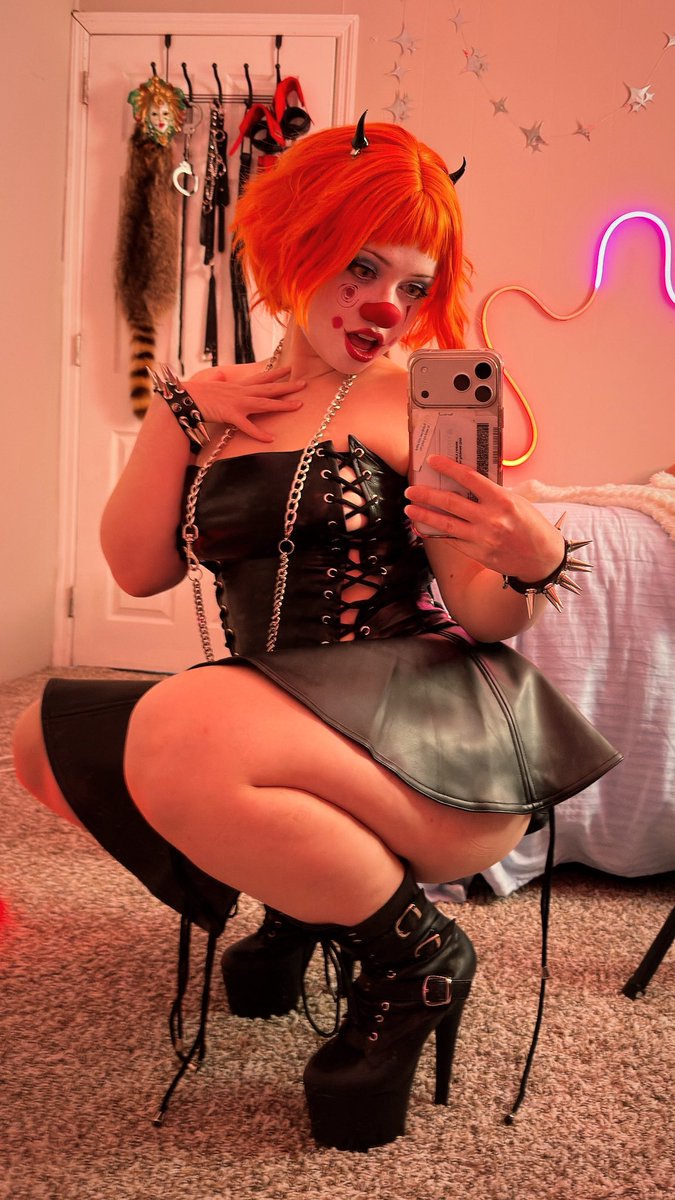 scarlettclown's tweet photo. Tiny clown in 8 inch heels https://t.co/rncVKElfrt