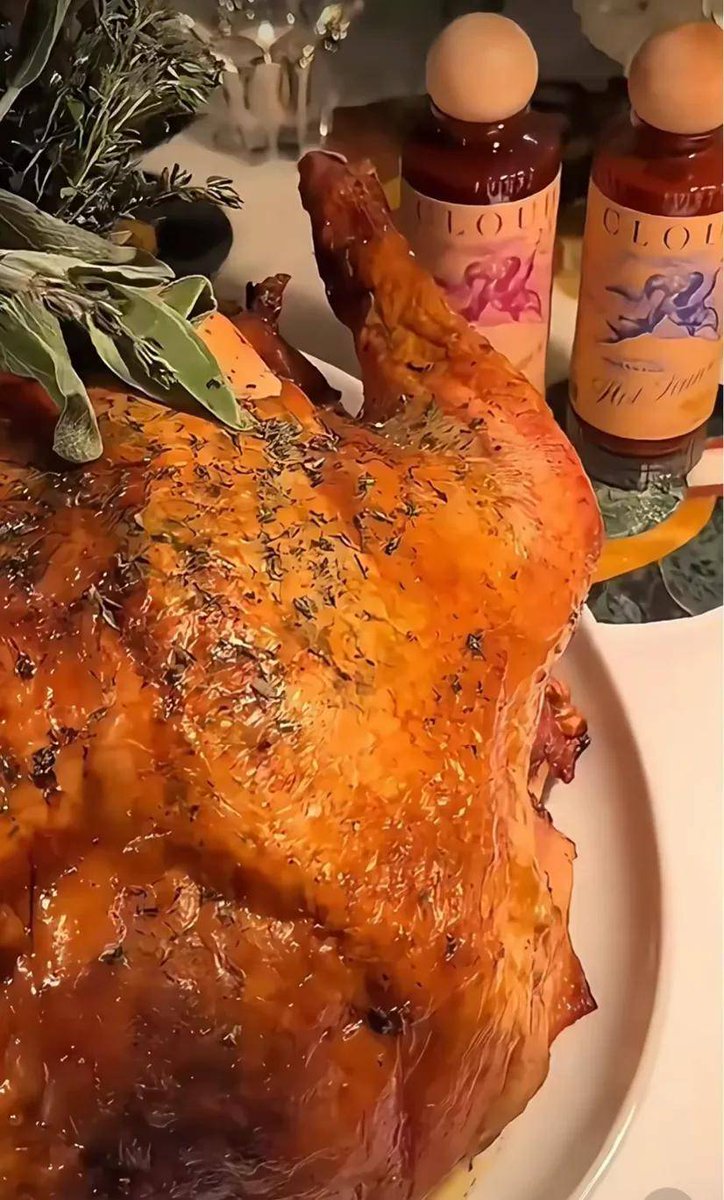 Kungmomonemo's tweet photo. [Feast on our Thanksgiving special! Juicy turkey, creamy pumpkin pie, and all the cozy trimmings—limited spots only! Order now for a flavorful holiday treat. ]， https://t.co/GxufJDtHCe