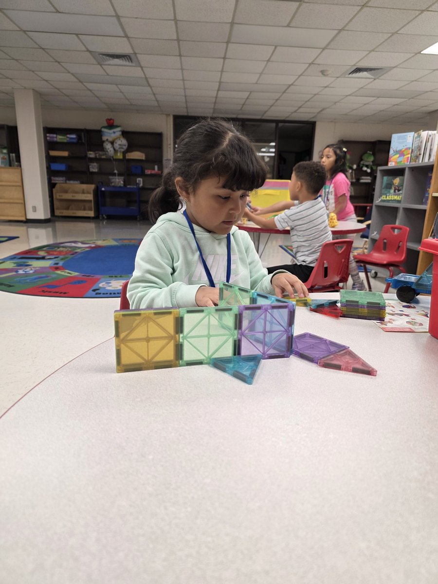 flo71512's tweet photo. It's time to explore and build using different shapes in the @Magrill_AISD library!  After story time the students get acquainted with the Maker Space area and enjoy learning as a team. @aldinelibraries @AldineISD #LoudLibrary #CoverAllBases https://t.co/B9Z8UaCJqZ