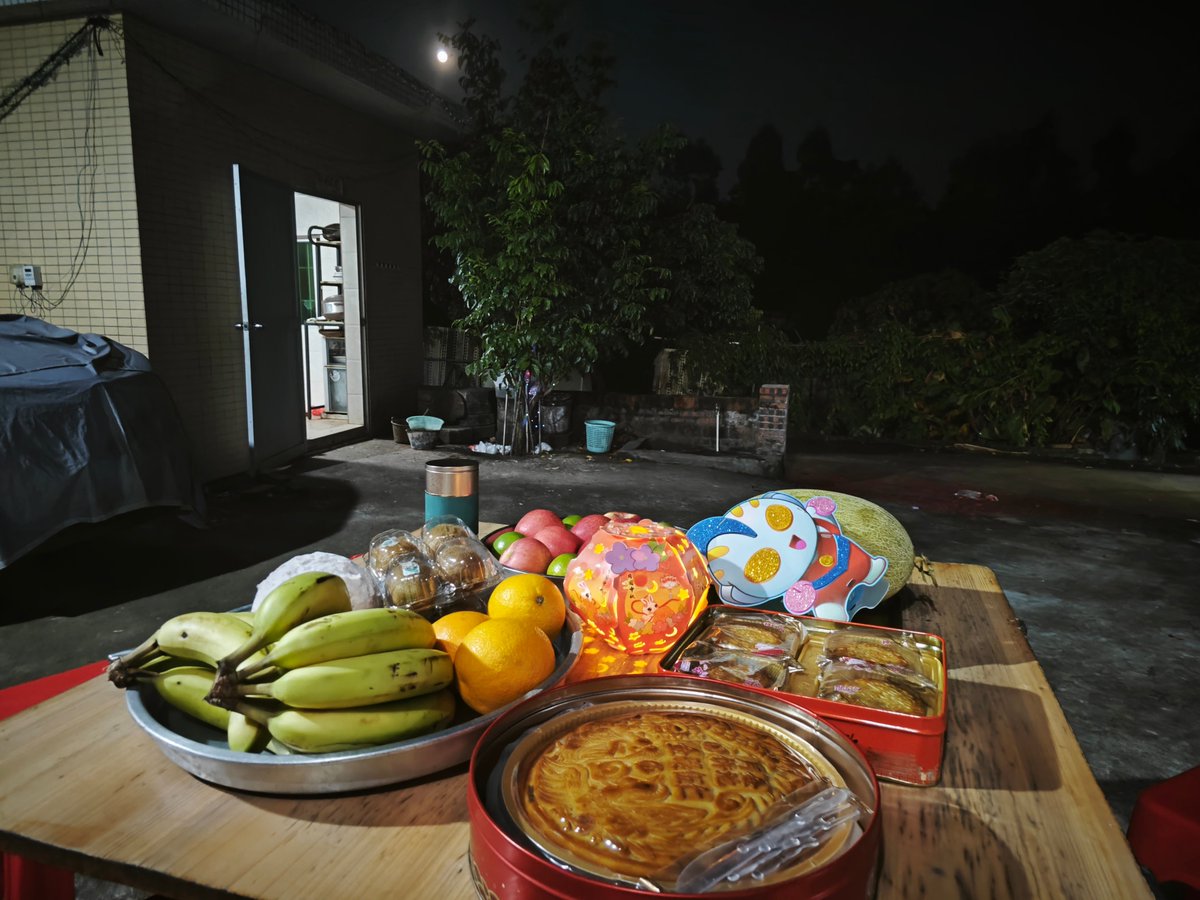 RodrigoLemosSa's tweet photo. It’s Mid-Autumn Eve! Mooncakes, warm tea, and stargazing with the ones you love . https://t.co/D4mbebSeyt