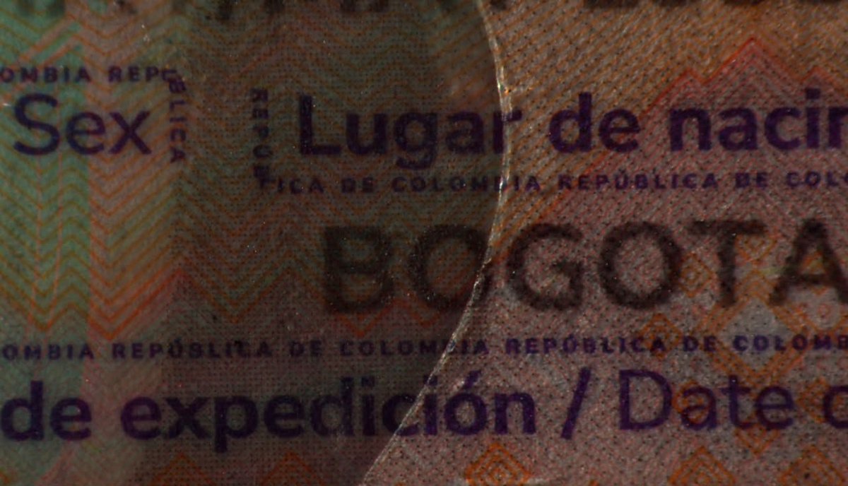 Melquisedec70's tweet photo. Atentos. Siguen las denuncias de errores y fallas en los nuevos pasaportes "soberanos" que dejó el anterior gobierno, fabricados en Francia:
Fuentes oficiales me informan estas fallas:
1. El holograma pegado sobre el laminado.
2.⁠ ⁠Continúan los problemas en SITAC (Sistema Integrado de Trámites al ciudadano) pues no cargan los registros civiles.
3.⁠ ⁠Micro textos se borran y no son legibles, podría pasar ser percibido como un pasaporte falso.
Ojo @PGN_COL