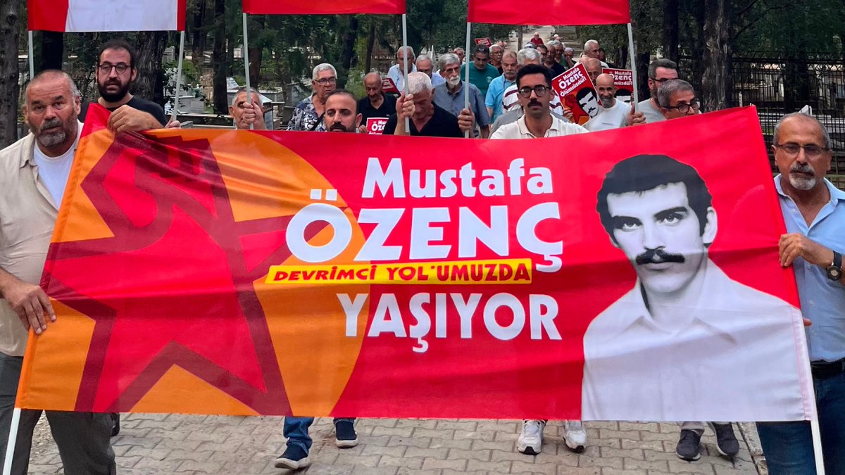 BirGun_Gazetesi's tweet photo. Mustafa Özenç mezarı başında anıldı
https://t.co/fdQVHtBZ56 https://t.co/wUib1XtEPt