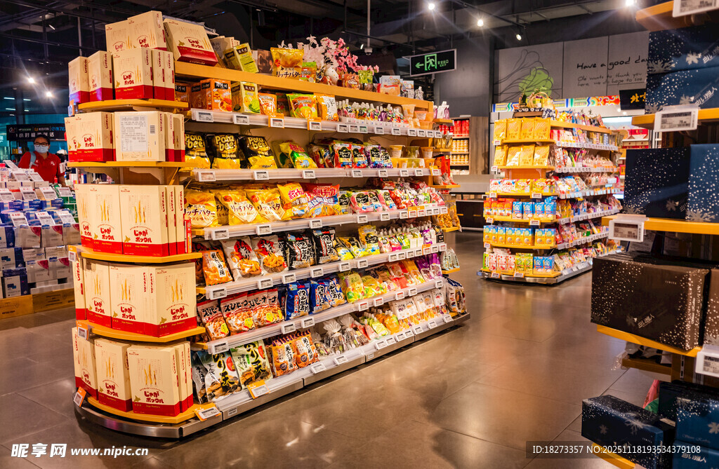 RachelBoothby4's tweet photo. Stocking up for the week! Fresh snacks, cold drinks, and daily essentials just arrived at the neighborhood convenience store—hurry in for great picks!， https://t.co/Tp2X05vlax