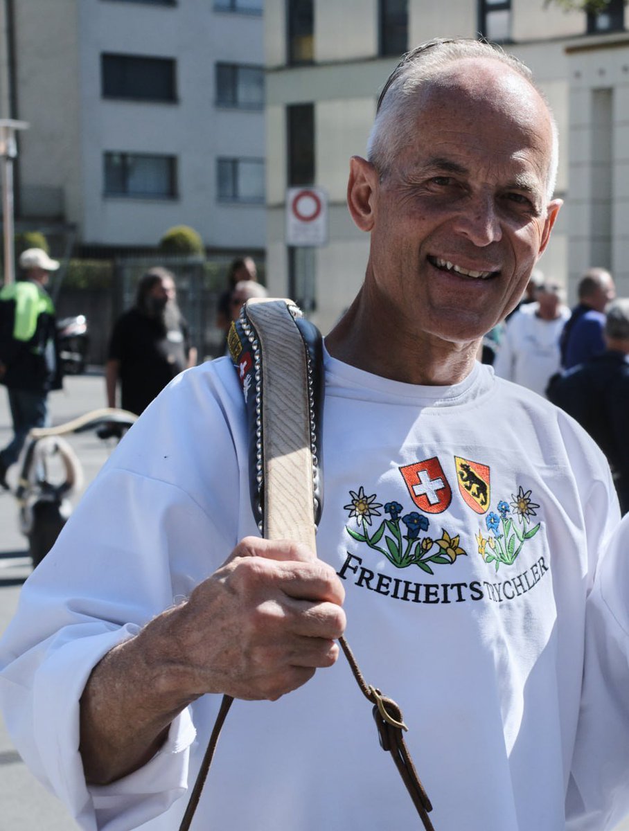verein_wir's tweet photo. 🇨🇭 KLICKZAHLEN JA – ABER FÜR WAS GENAU❓

Viele verstehen noch immer nicht, oder besser gesagt, wollen nicht verstehen, wo das eigentliche Problem liegt.

🇨🇭🇨🇭Während in der Schweiz über die Neutralitätsinitiative diskutiert wird, reden wieder alle nur über die SYMPTOME.

🇨🇭Wir im Verein WIR reden seit Jahren über die URSACHE:

🇨🇭🇨🇭NEUTRALITÄT OHNE SOUVERÄNITÄT IST EINE ILLUSION‼️

Was nützt uns ein neuer Verfassungsartikel, wenn gleichzeitig NATO Kooperation, Interoperabilität, gemeinsame Militärübungen und die immer tiefere Einbindung in westliche Sicherheitsstrukturen weiterlaufen können?

Genau das ist der Punkt, den offenbar niemand anfassen will.

Wir haben auch das Komitee der Neutralitätsinitiative & Co. genau auf dieses Grundproblem aufmerksam gemacht. Keine Antwort. Kein Ton zurück.

Denn wer diesen Kern anerkennt, müsste seine bisherigen Strategien hinterfragen und endlich neue, konkrete Lösungen zur Wiederherstellung unserer Souveränität entwickeln.

Stattdessen diskutiert man weiter über Neutralität, während sich die geopolitische Weltordnung vor unseren Augen verschiebt und Europa wirtschaftlich, politisch und militärisch immer tiefer in die Konfrontation hineinmanövriert und sich selber zerlegt und damit auch gleich abschafft.

UNIPOLARE ODER MULTIPOLARE WELTORDNUNG?

Das ist die Dimension, über die wir reden müssen. Nicht nur Ukraine. Nicht nur Gaza. Nicht nur Russland. Nicht nur NATO.

DAS GANZE SCHACHBRETT.

Die Schweiz kann nicht glaubwürdig neutral sein, solange sie ihre politische, wirtschaftliche und sicherheitspolitische Eigenständigkeit nicht verteidigt.

Darum bleibt unsere Botschaft glasklar:

🇨🇭 OHNE SOUVERÄNITÄT KEINE NEUTRALITÄT‼️

Wer nur die Symptome bekämpft, wird die Ursache niemals beseitigen.

Und genau deshalb braucht die Schweiz keine weitere politische Kosmetik, sondern endlich eine Grundsatzdebatte über Souveränität und unsere Rolle in der neuen Weltordnung. 

Doch genau dazu werde ich kaum eingeladen. Man politisiert lieber weiter, statt die Ursachen anzupacken. Das Resultat sehen wir heute vor unseren Augen: politisches Versagen statt Lösungen!

Christian Oesch, Präsident

Unserer wahrhaftigen Beiträge zur 🇨🇭Neutralität-Initiative: 

https://t.co/ErMu9et5KJ 

https://t.co/gCnCJ6ibgp 

https://t.co/BJbHRYF7UA 

https://t.co/hnPXR2jsQd 

https://t.co/8mKoJshoaN 

https://t.co/zASGunhGoU 

https://t.co/H9gQOB5Z6t