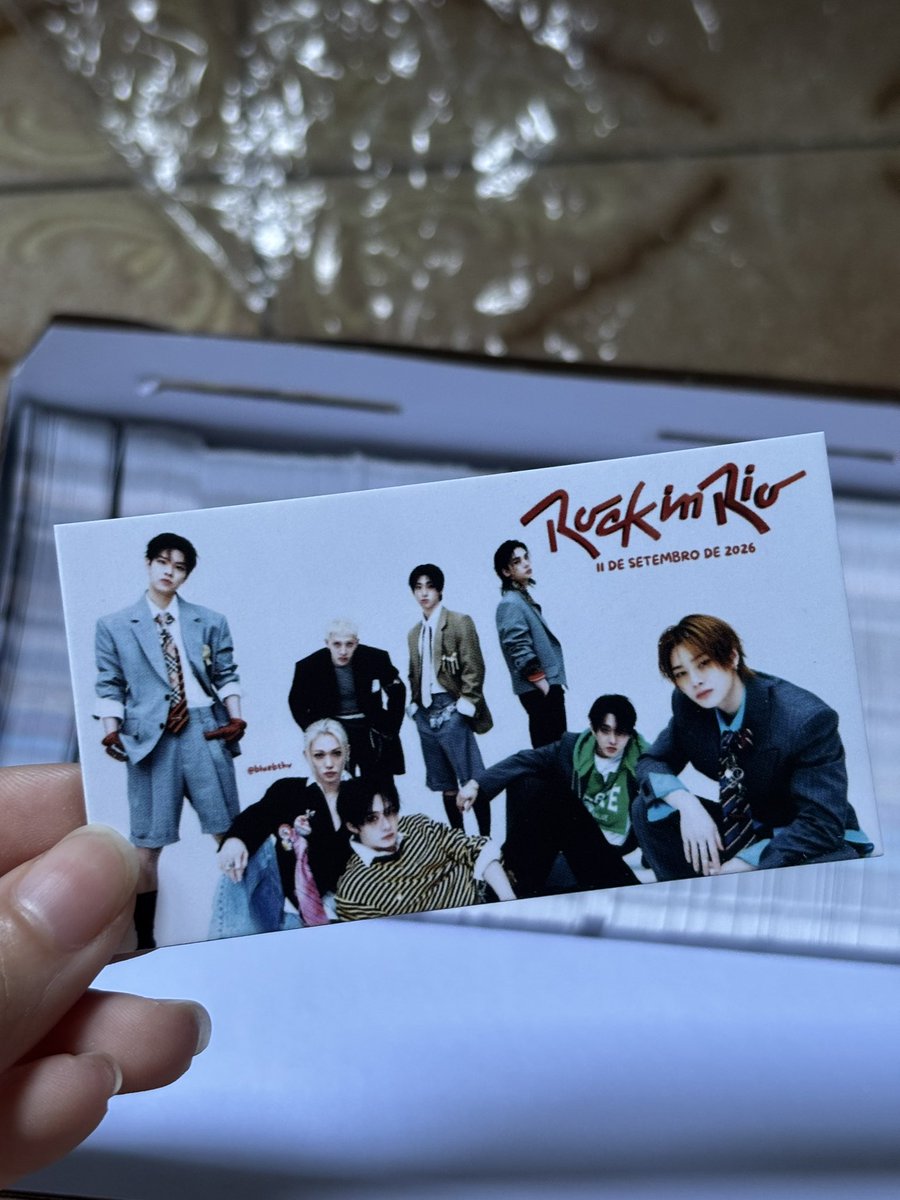 bluebthv's tweet photo. oii, alguém aí vai querer uma lembrancinha do stray kids no rock in rio? 🤩🤩 https://t.co/iejPyxRNSo