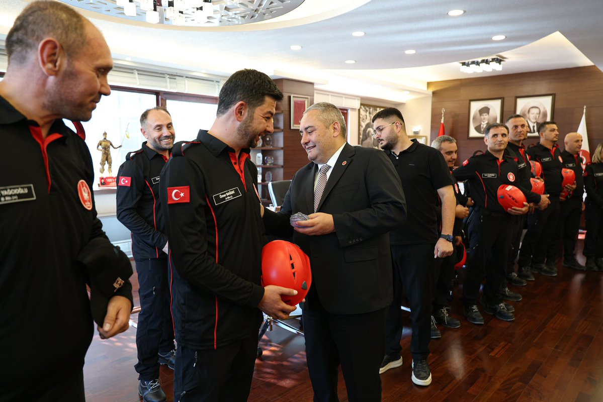 OzarslanMesut's tweet photo. Ankara’da AFAD Kentsel Arama ve Kurtarma Akreditasyon Belgesi alan ilk belediye olmanın gururunu yaşıyoruz.

Belediyemiz Afet İşleri ve Risk Yönetimi Müdürlüğü bünyesinde oluşturduğumuz 31 kişilik KEÇ-TİM Arama ve Kurtarma Ekibimiz, Ankara İl AFAD Müdürlüğü koordinasyonunda yürütülen akreditasyon sürecini başarıyla tamamladı.

Akreditasyon sürecini başarıyla tamamlayan ekip arkadaşlarımıza başarı peçlerini takdim ederek emekleri ve özverili çalışmaları için kendilerini tebrik ettim.

Afetlere karşı hazırlıklı ve dirençli bir Keçiören için çalışmalarımızı kararlılıkla sürdüreceğiz.