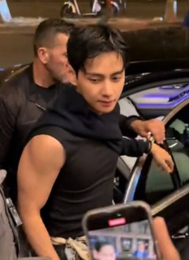 thvgaggedme's tweet photo. he's so ridiculously hot https://t.co/PFEuXYFce5