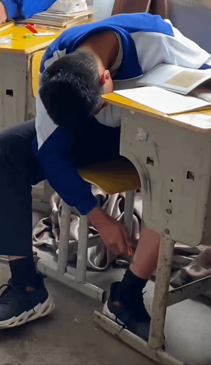 Teisha0226's tweet photo. Just saw my classmate try to use a stapler on a coffee cup leak—he stapled the closed lid to the cup, now we’re all bringing band-aids to class. https://t.co/TXGgsEfomy