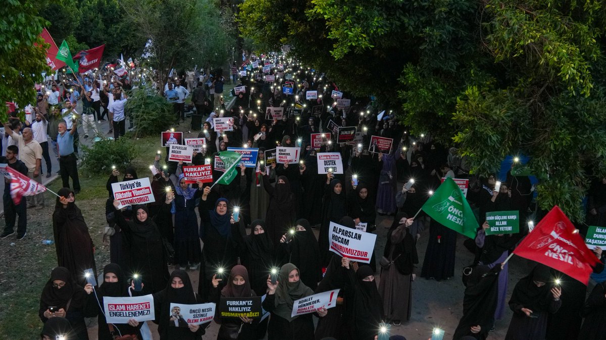 alparslankuytul's tweet photo. Alparslan Kuytul Hocaefendi, eşi Semra Kuytul Hocahanım ve beraberinde haksız bir şekilde gözaltına alınan Furkan Hareketi mensupları için emniyet önündeki bekleyiş basın açıklaması, ilahi ve sloganlar eşliğinde devam ediyor!

28Şubat Hortladı
#AdanaEmniyeti https://t.co/kPxfkK1owm