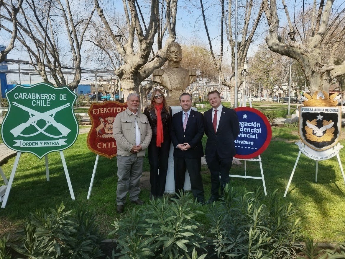 candrews_cl's tweet photo. 🇨🇱 Hoy participé en la ceremonia de conmemoración del 248° aniversario del natalicio de Bernardo O’Higgins, realizada en la Plaza de Armas de Colina.

Una instancia para recordar y valorar a uno de los grandes padres de nuestra Patria, cuyo legado de servicio, sacrificio y compromiso con Chile sigue vigente.

¡Viva Chile! 🇨🇱