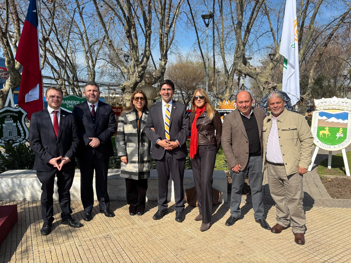 candrews_cl's tweet photo. 🇨🇱 Hoy participé en la ceremonia de conmemoración del 248° aniversario del natalicio de Bernardo O’Higgins, realizada en la Plaza de Armas de Colina.

Una instancia para recordar y valorar a uno de los grandes padres de nuestra Patria, cuyo legado de servicio, sacrificio y compromiso con Chile sigue vigente.

¡Viva Chile! 🇨🇱