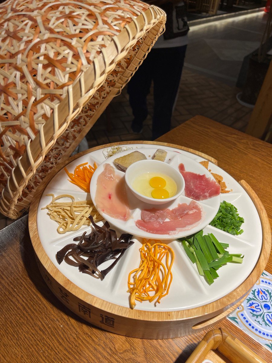 hshshshhwje's tweet photo. Midnight hour, warm bowl of pork bone ramen, soft light, quiet laughter. Tonight’s small happiness is this simple.， https://t.co/qhEwcgrgr6