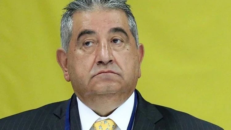 sergensahintr's tweet photo. 🚨 PFDK’YI KONUŞACAKSAK BUGÜNDEN BAŞLAYALIM…

Mahmut Uslu, Gençlerbirliği maçından sonra çıkıp Fenerbahçe’nin verilmeyen penaltılarını konuştu.

“Bu şekilde bu lig devam etmez” dedi.

Sonuç?

💰 2.500.000 TL para cezası
⛔ 15 gün hak mahrumiyeti

Üstelik karar oyçokluğuyla çıktı.

Şimdi hafızaları biraz tazeleyelim.

28 Eylül 2024…
Galatasaray-Kasımpaşa maçı.

Okan Buruk’un dördüncü hakeme söylediği söz kameralara yansıyor:

“Buna penaltı veren hakem bir daha burada maç yönetemez.”

TFF, Okan Buruk’u doğrudan “TEHDİT” gerekçesiyle 41. maddeden PFDK’ya sevk ediyor.

maddeden sevk edildiğinde konuşulan yaptırım 3 ila 7 maçtı.

Peki PFDK ne yaptı?

“Tehdit” demedi.
Dosyayı sportmenliğe aykırı hareket olarak değerlendirdi.

Ceza?

💸 117.000 TL.

Maç cezası yok. (Anadolu Ajansı⁠)

Bitmedi.

Galatasaray Tahkim’e gitti.

Tahkim Kurulu o 117 bin TL’yi bile tamamen kaldırdı.

Okan Buruk’un ekrana yansıyan sözlerinden geriye sıfır ceza kaldı. (Odatv⁠)

Şimdi 2026’ya dönelim.

Mahmut Uslu hakemi tehdit edip:

“Bir daha maç yönetemezsin”

demiyor.

Hakemlerin Fenerbahçe aleyhine verdiği kararları eleştiriyor ve:

“Bu şekilde lig devam etmez.”

diyor.

Karşılığı:

2,5 MİLYON TL + 15 GÜN HAK MAHRUMİYETİ.

İki dosyayı yan yana koyunca insan ister istemez soruyor:

Okan Buruk’un “Bir daha burada maç yönetemez” sözü önce tehdit diye sevk edilip 117 bin liraya dönüyor, sonra o ceza bile kaldırılıyor…

Mahmut Uslu “Bu şekilde lig devam etmez” dediğinde nasıl oluyor da önüne 2,5 milyon liralık fatura geliyor?

Asıl mesele tam olarak burada.

Bir de bunun üzerine PFDK’nın yakın geçmişini koyun.

Geçtiğimiz yıl kurul üyeleri ve çalışanlarının bulunduğu WhatsApp grubunda;

“Fener ağlama” ifadelerinin,
Fenerbahçe’yle alay eden mesajların,
“1905” göndermelerinin,
Mourinho hakkında “seneye acısını çıkarırız” şeklinde konuşmaların

yer aldığı ortaya çıktı.

Bunları doğrulayan kişi de dışarıdan biri değildi.

Eski PFDK Başkan Vekili Taha Çalık.

Arkasından PFDK Başkanı, Başkan Vekili ve raportör istifa etti.

Şimdi aynı kurum çıkıp Mahmut Uslu’ya 2,5 milyon TL ceza kesiyor.

Fenerbahçelinin PFDK’ya güvenmemesini hâlâ “algı” diye mi anlatacaksınız?

Biz hiçbir şeyi unutmadık.

2022’de Ferhat Gündoğdu yönetimindeki MHK’nin 13 hakemi sezon ortasında tasfiye edip kararının Tahkim’den dönmesini de…

O kurulun istifa etmesini de…

Sonra aynı Ferhat Gündoğdu’nun yeniden MHK Başkanı yapılmasını da…

PFDK’nın WhatsApp grubunu da…

Okan Buruk’un “tehdit” dosyasının nasıl önce 117 bin liraya, sonra sıfır cezaya indiğini de…

Bugün Mahmut Uslu’ya kesilen 2,5 milyonluk cezayı da…

Fenerbahçe camiasının istediği ayrıcalık değil.

Aynı sözlüğün herkese aynı şekilde uygulanması.

Bir tarafta “Bir daha burada maç yönetemezsin” → 0 TL, 0 maç.

Diğer tarafta “Bu şekilde lig devam etmez” → 2.500.000 TL + 15 gün.

Gerisini herkes kendi vicdanında tartışsın.

Bizim itirazımız tam olarak bu düzene.