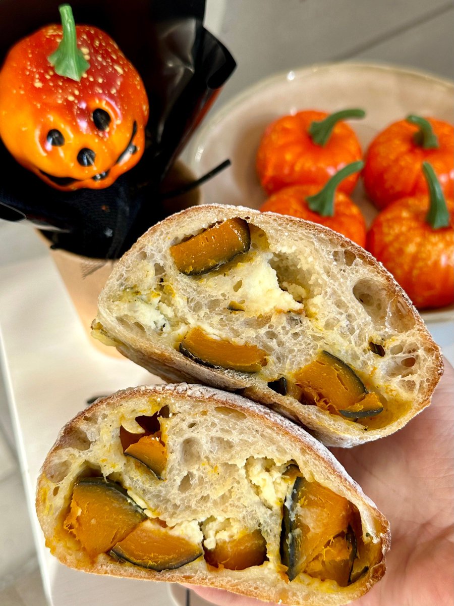BLESSENBRADWIN's tweet photo. Morning with my lovely neighbor! Shared homemade pumpkin bread and a warm chat—small joys make great neighborhood vibes ， https://t.co/oHZkwYoTPS