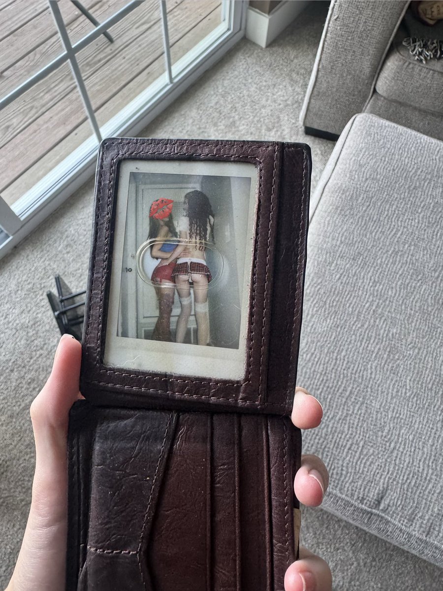 kalezbbg's tweet photo. this is my bfs wallet 🥰 https://t.co/H5mbXxaGcn