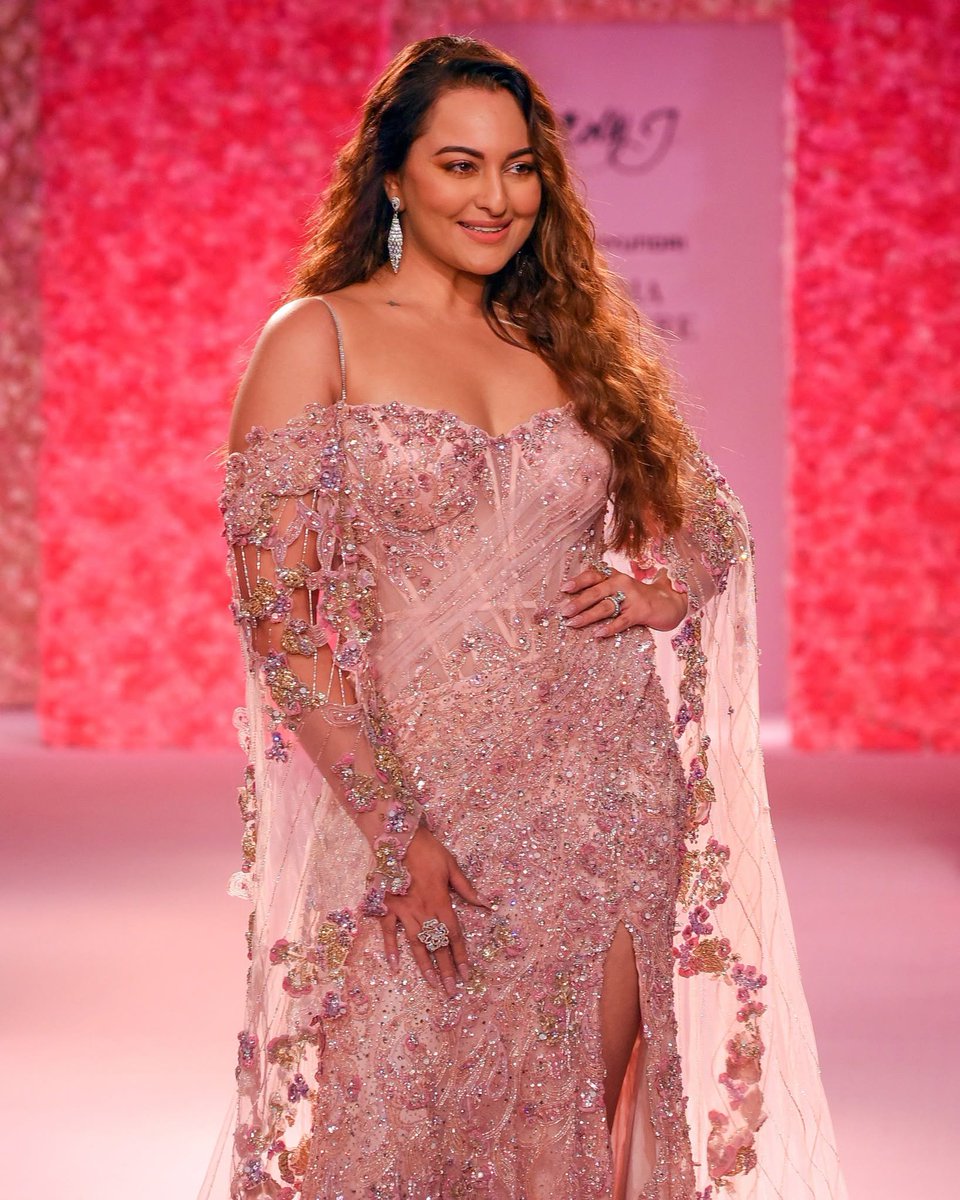 Chennaipatrika's tweet photo. #SonakshiSinha #MainCharacter #Throwbackmemory #FashionIcon #CelebrityStyle #Gorgeous #actresslifestyle #Kollywood #tollywood #bollywoodstyle #bollywoodbeauty #bollywoodqueen #sandalwood #chennaipatrika #entertaiment #BollywoodStyle #sandalwood #mollywood
@Chennaipatrika https://t.co/oZzWrip60s