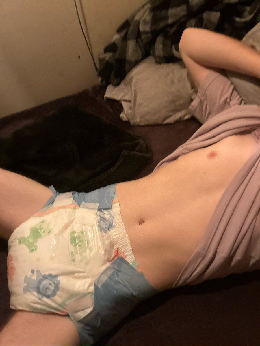 Aussie_dom1234's tweet photo. The only way a boy that’s stuck in diapers should be, locked and padded. If you’re not grown enough to be out of diapers then you’re not grown enough to make cummies. The closest you will ever get is when daddy unloads in your gut 😈 https://t.co/CpysPn1Db2