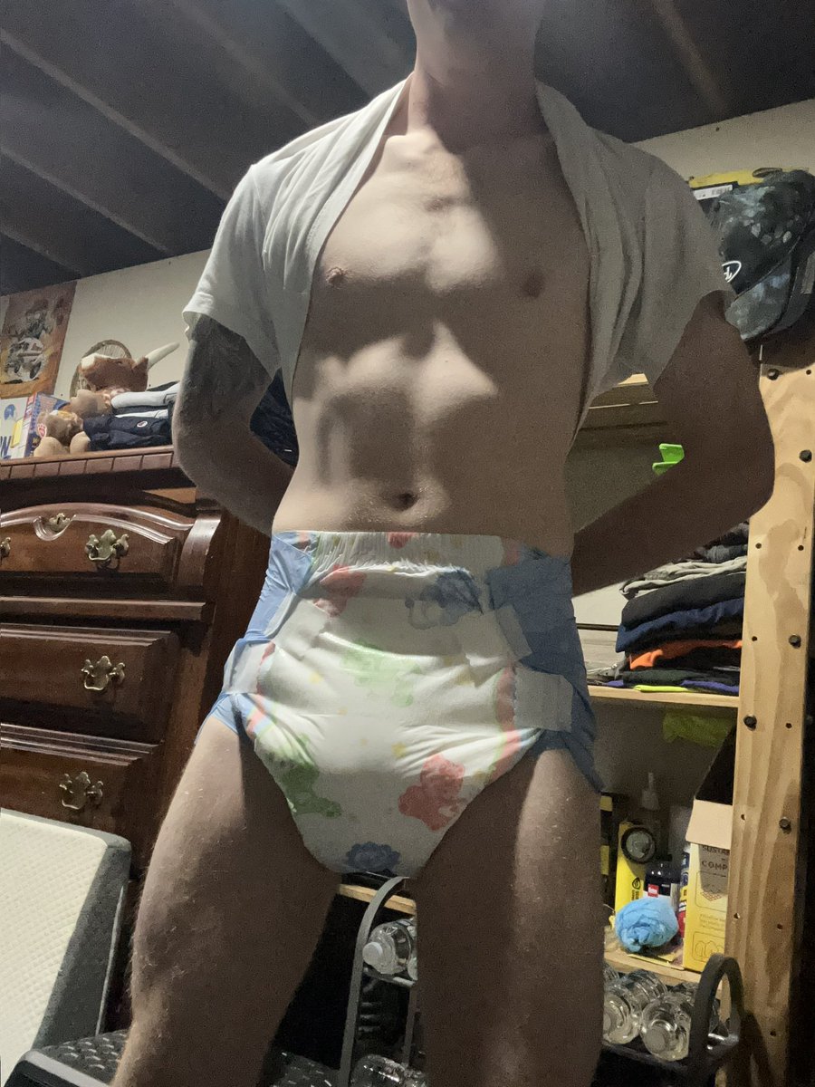 Aussie_dom1234's tweet photo. The only way a boy that’s stuck in diapers should be, locked and padded. If you’re not grown enough to be out of diapers then you’re not grown enough to make cummies. The closest you will ever get is when daddy unloads in your gut 😈 https://t.co/CpysPn1Db2